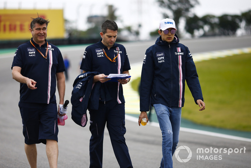 Esteban Ocon, Force India, ispeziona il circuito con i colleghi
