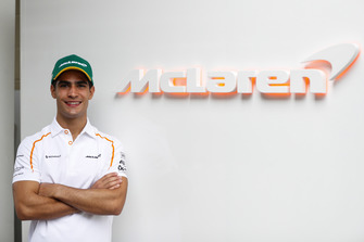 Sergio Sette Camara, McLaren test- en ontwikkelingscoureur, poseert bij een McLaren-logo