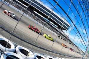 Brad Keselowski, Team Penske, Ford Fusion Wurth e Aric Almirola, Stewart-Haas Racing, Ford Fusion Smithfield Spirals