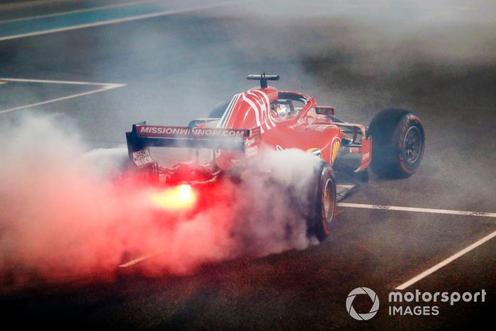 Sebastian Vettel, Ferrari SF71H, realiza donuts en la parrilla al final de la carrera.