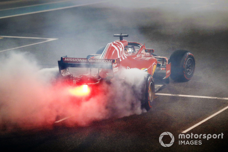 Sebastian Vettel, Ferrari SF71H, realiza donuts en la parrilla al final de la carrera.