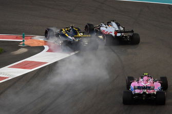 Nico Hulkenberg, Renault Sport F1 Team R.S. 18 lotta con Romain Grosjean, Haas F1 Team VF-18, al primo giro