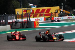 Daniel Ricciardo, Red Bull Racing RB14 and Sebastian Vettel, Ferrari SF71H battle 