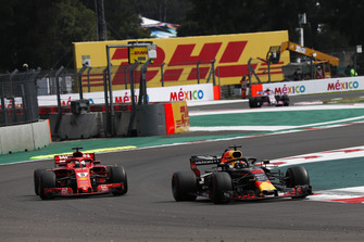Daniel Ricciardo, Red Bull Racing RB14 lotta con Sebastian Vettel, Ferrari SF71H