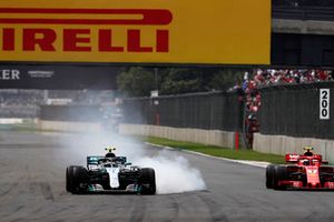 Valtteri Bottas, Mercedes AMG F1 W09 EQ Power+, bloquea sus frenos mientras lucha con Kimi Raikkonen, Ferrari SF71H