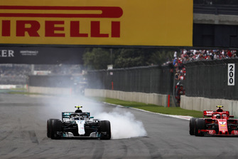 Valtteri Bottas, Mercedes AMG F1 W09 EQ Power+, bloquea sus frenos mientras lucha con Kimi Raikkonen, Ferrari SF71H