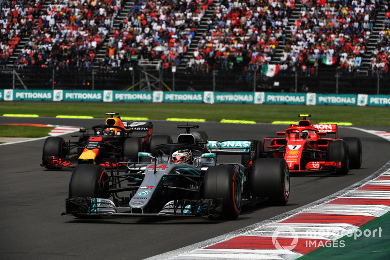 Lewis Hamilton, Mercedes-AMG F1 W09 leads Kimi Raikkonen, Ferrari SF71H and Daniel Ricciardo, Red Bull Racing RB14 