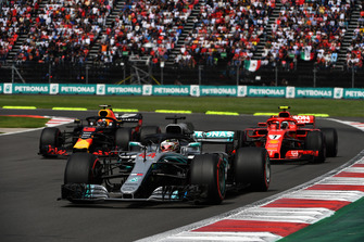 Lewis Hamilton, Mercedes-AMG F1 W09 leads Kimi Raikkonen, Ferrari SF71H and Daniel Ricciardo, Red Bull Racing RB14
