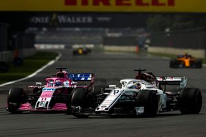 Marcus Ericsson, Sauber C37, battles with Sergio Perez, Racing Point Force India VJM11