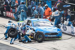 Ryan Blaney, Team Penske, Ford Fusion PPG, makes a pit stop