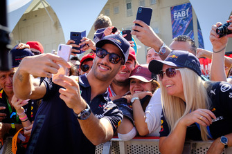 Daniel Ricciardo, Red Bull Racing RB14, fans