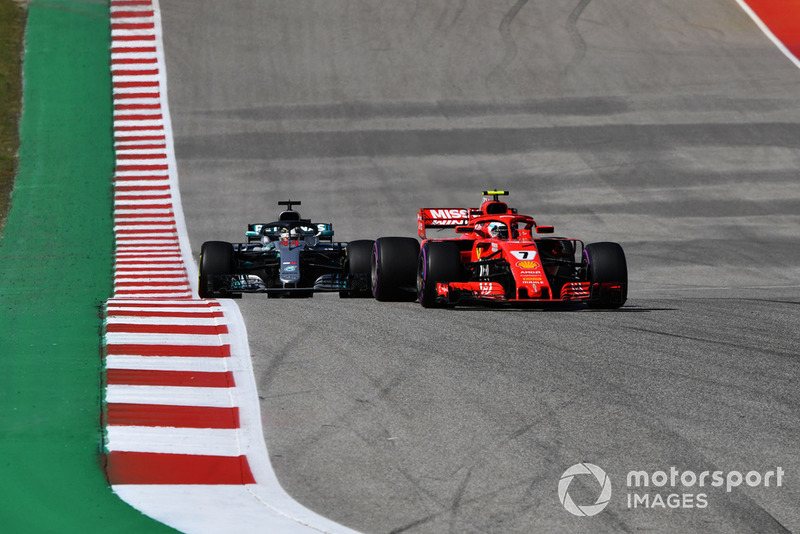 Кими Райкконен, Ferrari SF71H, борется с Льюисом Хэмилтоном на Mercedes-AMG F1 W09