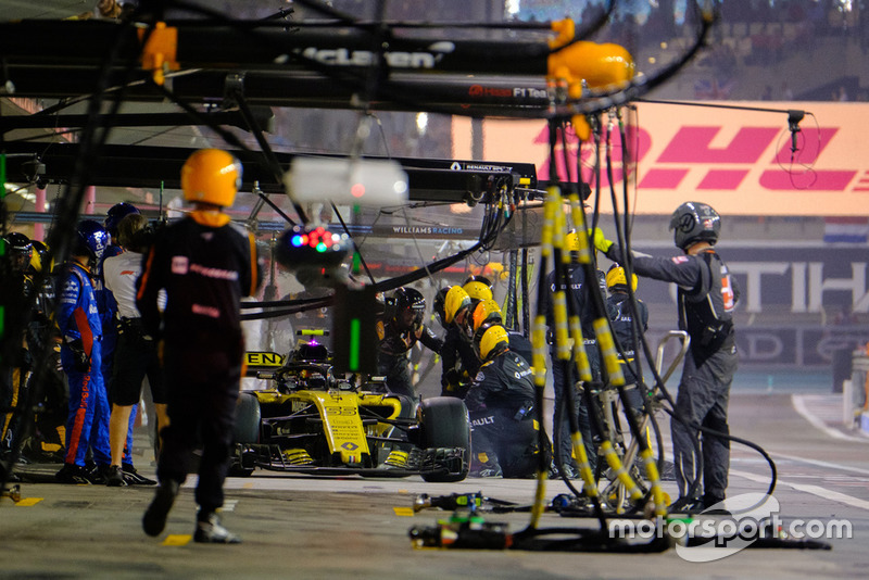 Carlos Sainz, Renault, pit stop