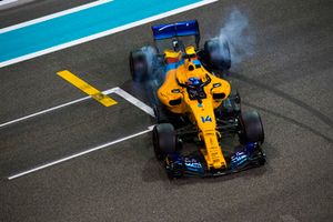 Fernando Alonso, McLaren MCL33, doet donuts