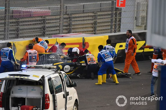 L'équipe médicale et les commissaires viennent en aident à Nico Hulkenberg, Renault Sport F1 Team R.S. 18 après son accident du premier tour