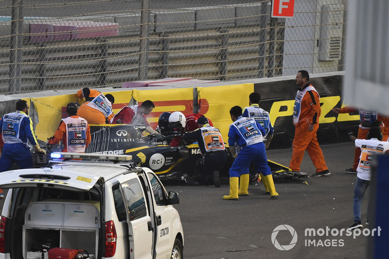 L'équipe médicale et les commissaires viennent en aident à Nico Hulkenberg, Renault Sport F1 Team R.S. 18 après son accident du premier tour