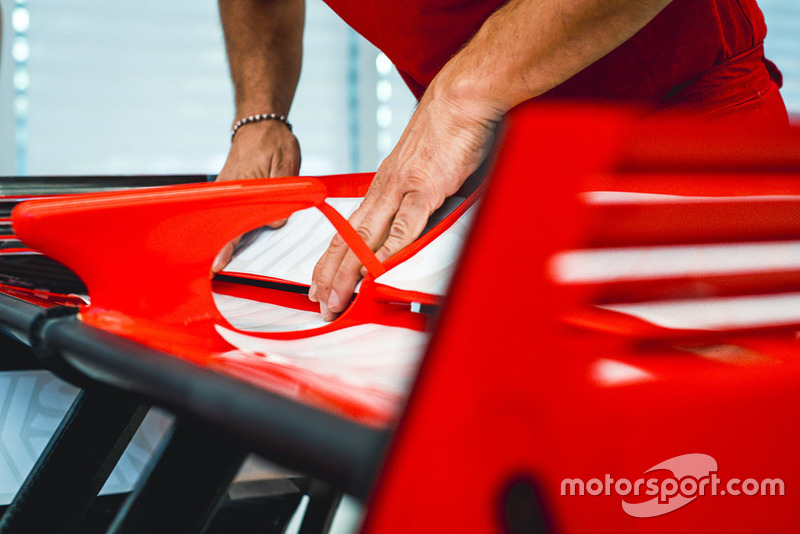 Наклейки Philip Morris на Ferrari