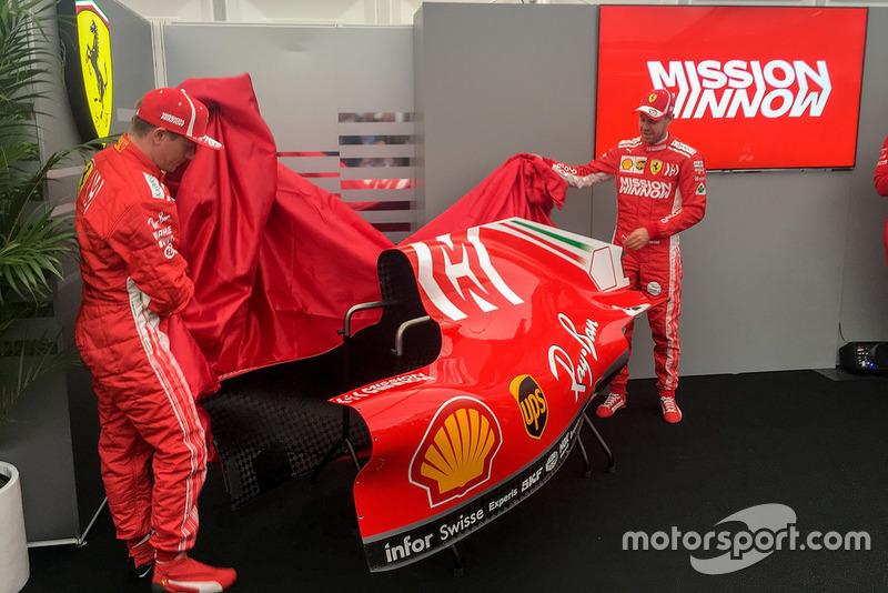 Raikkonen en Vettel onthullen de nieuwe Ferrari-livery.