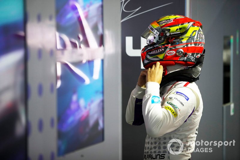 Robin Frijns, Envision Virgin Racing puts his helmet on in the garage