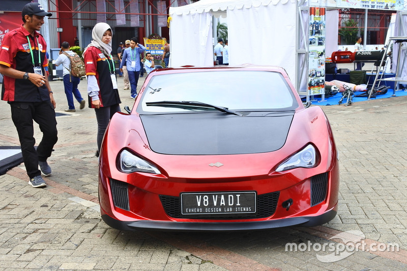 Mobil listrik V8 Vadi