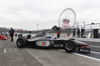 Mika Hakkinen, McLaren MP4-13 tijdens een Legends-demo op Suzuka