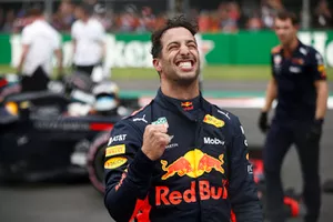 Le poleman Daniel Ricciardo, Red Bull Racing fête la pole position