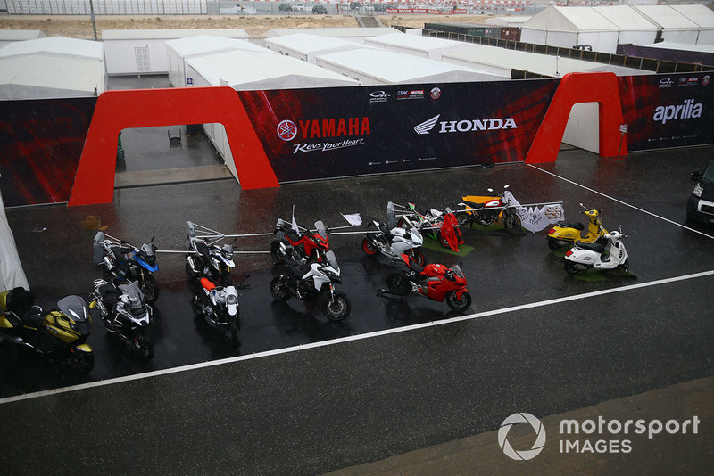 Paddock bajo la lluvia