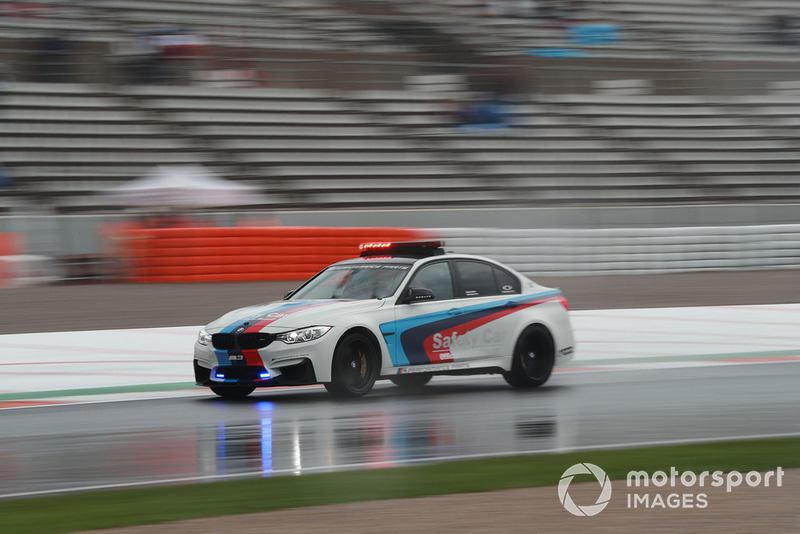 BMW safety car en la lluvia