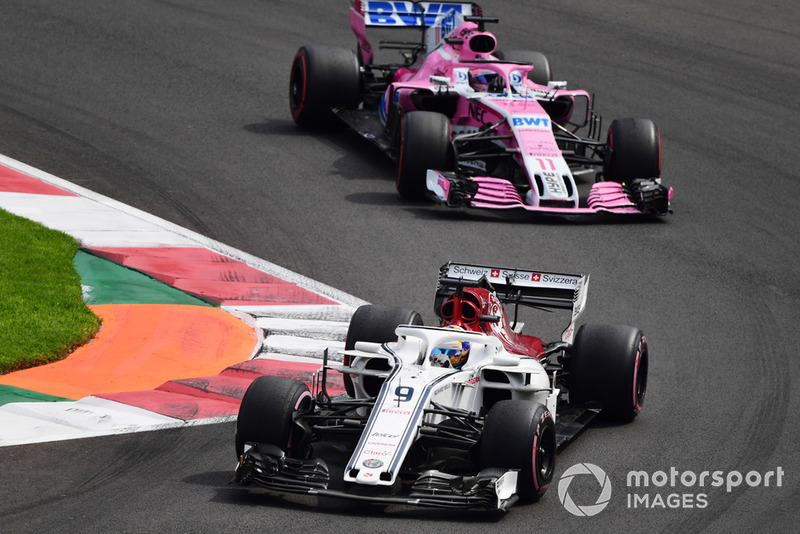 Marcus Ericsson, Sauber C37 y Sergio Pérez, Racing Point Force India VJM11