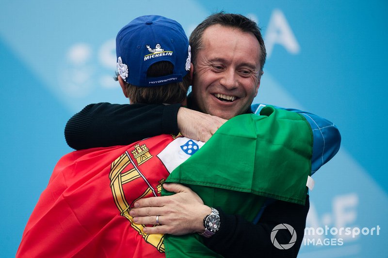 Roger Griffiths, Chief Technology Officer, BMW I Andretti Motorsport abbraccia il vincitore Antonio Felix da Costa, BMW I Andretti Motorsports on the podium