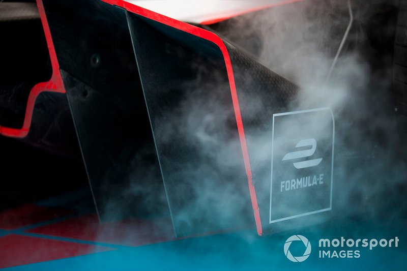 Fumo dalla monoposto di Jérôme d'Ambrosio, Mahindra Racing, M5 Electro