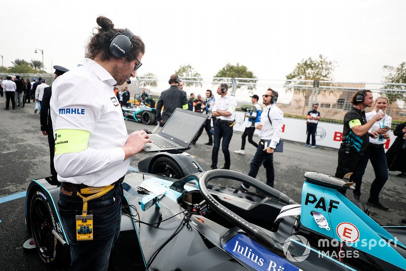 Gli ingegneri fanno gli ultimi controlli sulla monoposto di Gary Paffett, HWA Racelab, VFE-05