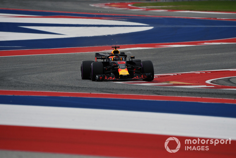 Daniel Ricciardo, Red Bull Racing RB14 sparks 