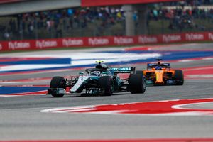 Valtteri Bottas, Mercedes AMG F1 W09 EQ Power+ et Fernando Alonso, McLaren MCL33 