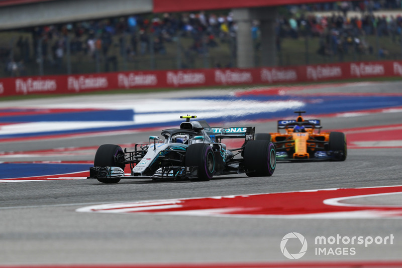 Valtteri Bottas, Mercedes AMG F1 W09 EQ Power+ e Fernando Alonso, McLaren MCL33 