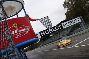 Drapeau à damiers, #162 Ferrari 488, Team Zenit Sion - Lausa: Christophe Hurni