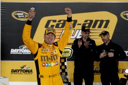 Le vainqueur Kyle Busch, Joe Gibbs Racing Toyota