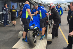 De gecrashte motor van Maverick Viñales, Team Suzuki MotoGP