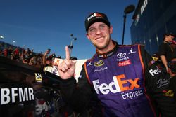 Le vainqueur Denny Hamlin, Joe Gibbs Racing Toyota