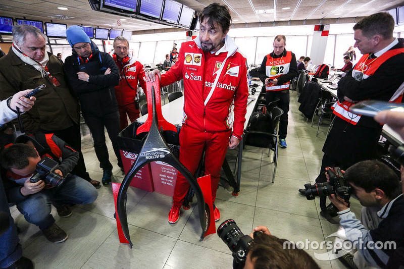 Alberto Antonini, assessor de imprensa da Ferrari, apresenta o Halo aos jornalistas.