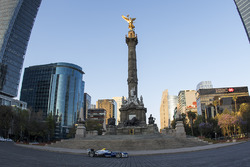 Salvador Duran, Team Aguri, presso la Colonna dell'indipendenza a Città del Messico