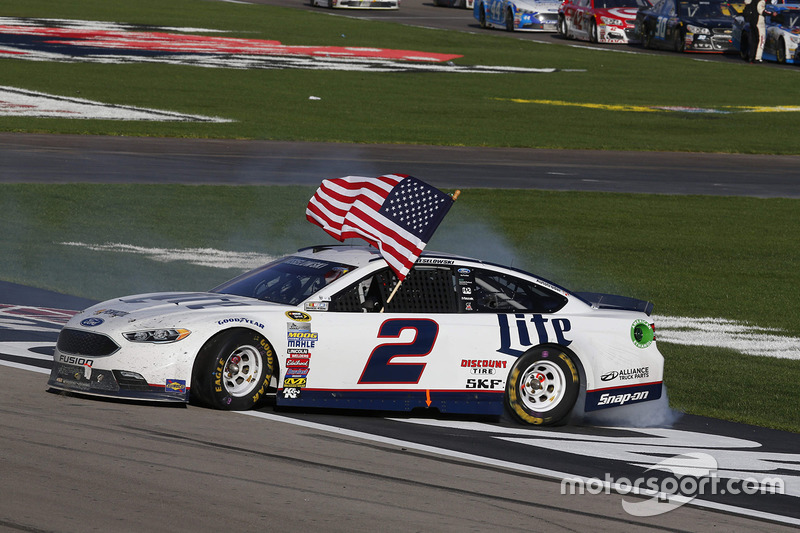 Sieger Brad Keselowski, Team Penske Ford