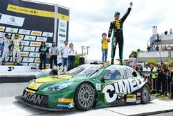 Antonio Pizzonia comemora vitória em Curitiba em cima do carro junto com filho