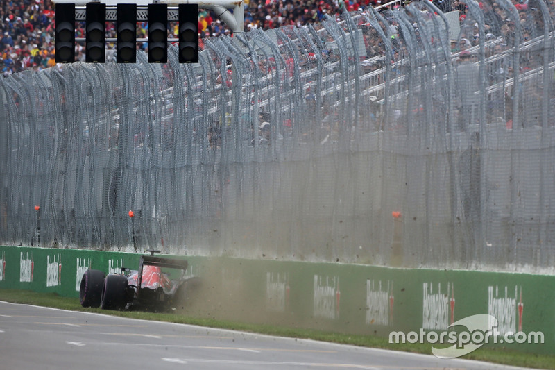 Carlos Sainz Jr., Scuderia Toro Rosso pega en el muro