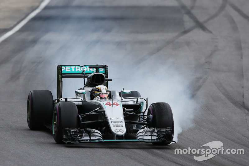 Lewis Hamilton, Mercedes AMG F1 W07 Hybrid blokkeert de banden tijdens het remmen