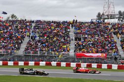 Kimi Raikkonen, Ferrari SF16-H devant Nico Hulkenberg, Sahara Force India F1 VJM09