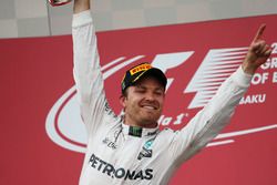 Yarış galibi Nico Rosberg, Mercedes AMG F1, podyum