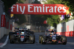 (L to R): Fernando Alonso, McLaren MP4-31 and Carlos Sainz Jr., Scuderia Toro Rosso STR11 battle for position