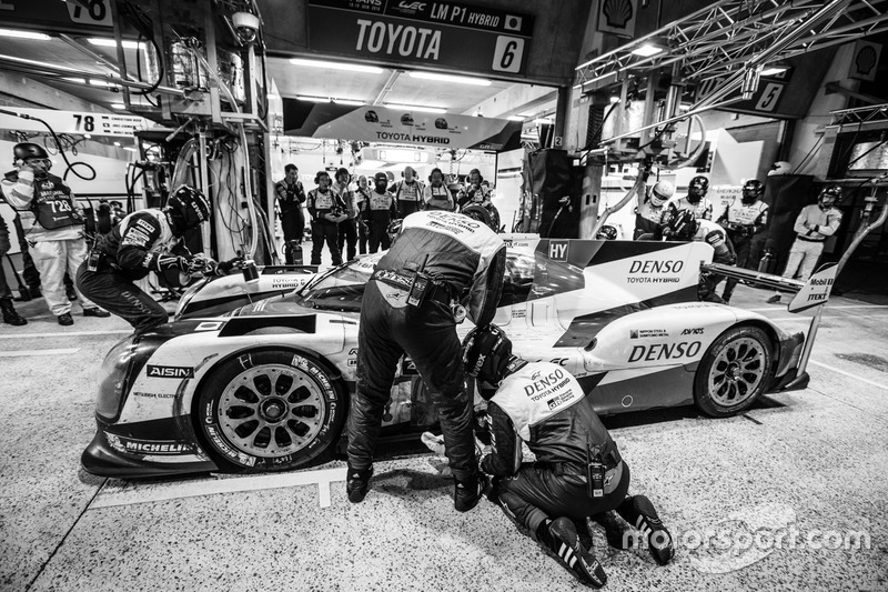 Parada en pits para #6 Toyota Racing Toyota TS050 Hybrid: Stéphane Sarrazin, Mike Conway, Kamui Kobayashi