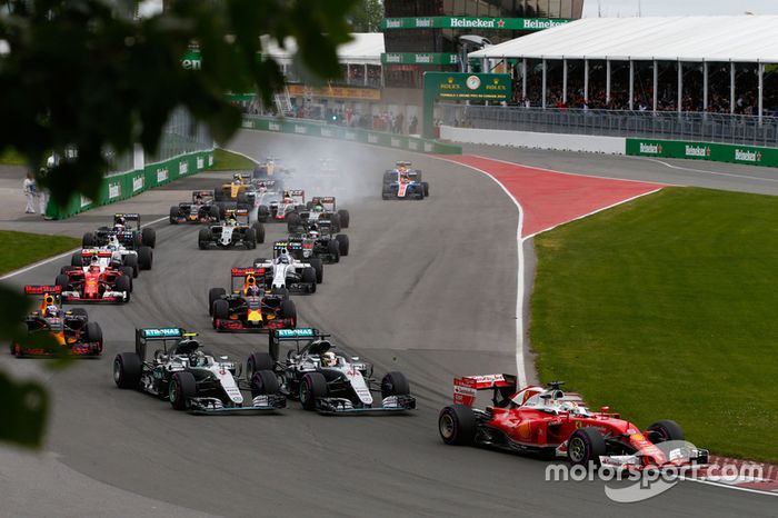 Lewis Hamilton, Mercedes AMG F1 W07 Hybrid y Nico Rosberg, Mercedes AMG F1 W07 Hybrid en la arrancad